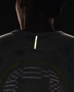 UA Run Anywhere Kurzarm-Oberteil Mit Grafik Für Damen -Modegeschäft Für Sportbekleidung V5 1376827 006 REFL