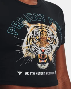 Project Rock Stay Hungry Kurzes Oberteil Mit Kurzen Ärmeln Für Damen -Modegeschäft Für Sportbekleidung V5 1377458 001 COLLAR