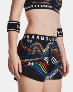 UA Play Up Pride Shorts Für Damen -Modegeschäft Für Sportbekleidung V5 1379041 001 SIDEDET